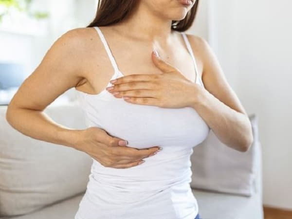 Dấu hiệu mang thai tháng đầu có đau tức ngực và nhũ hoa nhạy cảm