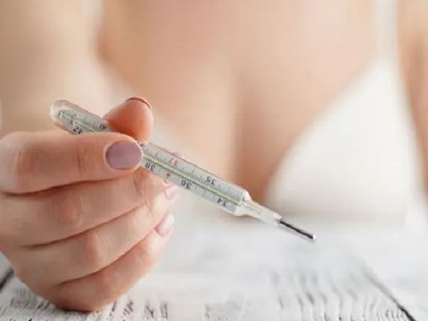 Thân nhiệt tăng nhẹ là 1 dấu hiệu mang thai tháng đầu