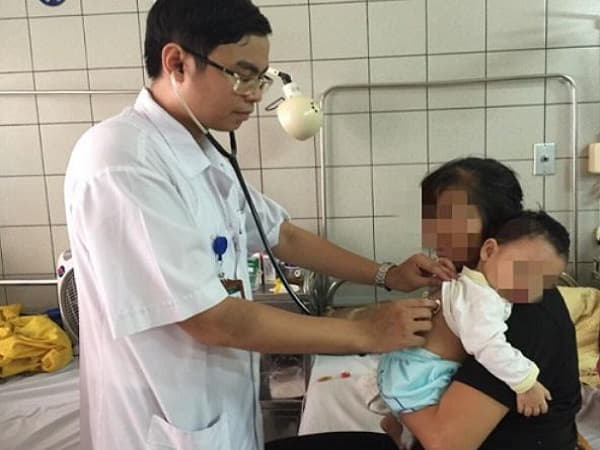 Bé 6 tháng uống thuốc cam và nhập viện trong tình trạng nguy kịch