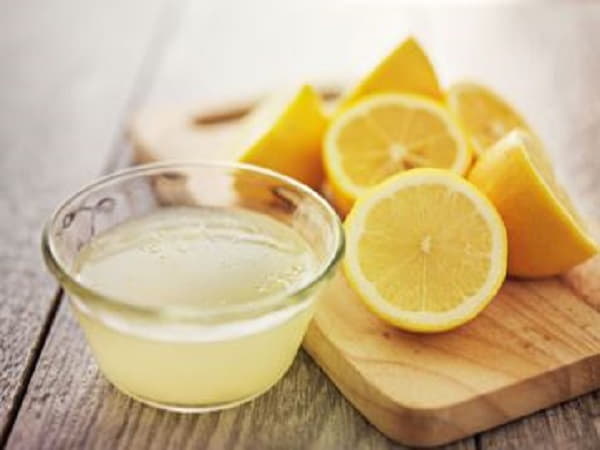 Dùng nước cốt chanh làm trắng da mặt