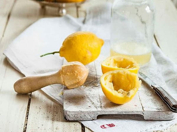 Cách làm trắng da từ chanh tươi : Tẩy tế bào chết bằng hỗn hợp vỏ chanh