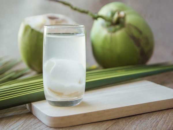 Người bị cảm cúm nên ăn gì - Nước dừa
