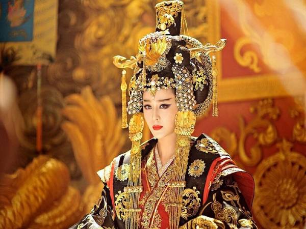 TƯỚNG phụ nữ lưng dài vai rộng