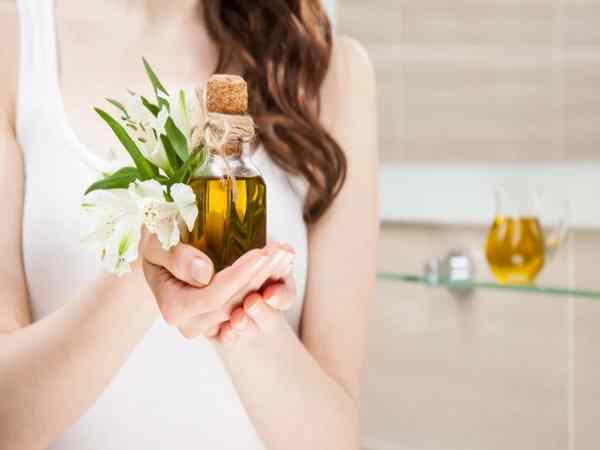 Hướng dẫn chi tiết các bước tẩy trang bằng dầu oliu