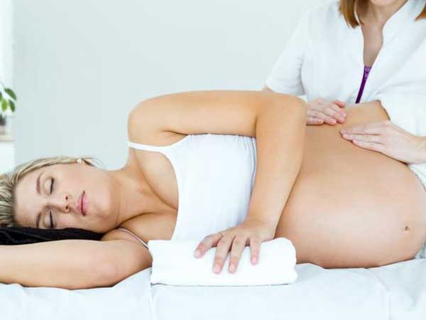 Cơn đau bụng bên trái trong thai kỳ có thể đến từ nhiều nguyên nhân khác nhau