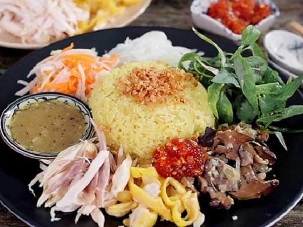 Cơm gà Đà Nẵng là một món ăn đơn giản nhưng lại mang hương vị rất đặc trưng.