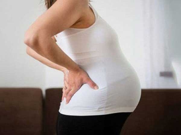 Mẹ bầu cần điều chỉnh tư thế và thói quen sinh hoạt để giảm đau lưng