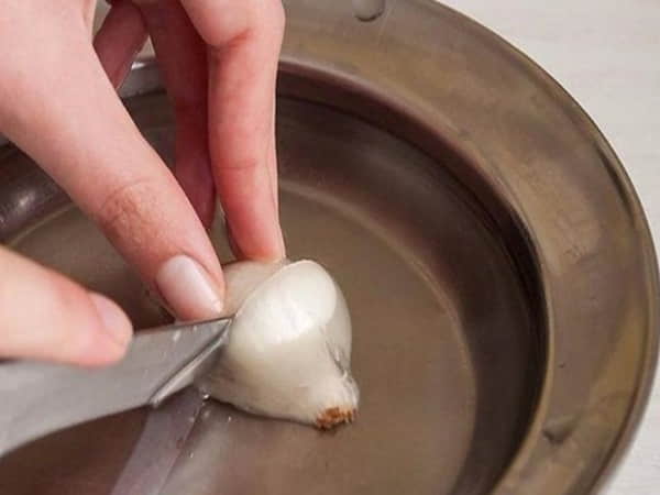 Bóc hành dưới vòi nước hoặc trong chậu nước