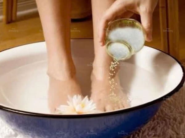 Ngâm chân bằng nước ấm và muối là mẹo chữa đi tiểu nhiều lần trong ngày