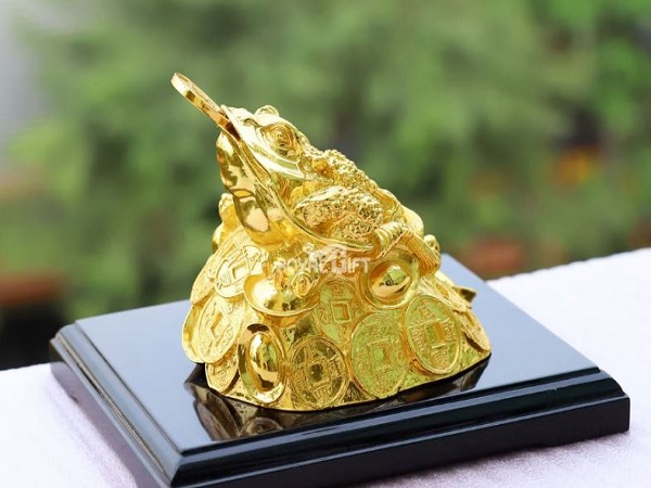 Cách bài trí cóc ngậm tiền hợp mệnh Kim kết hợp với vật phẩm khác