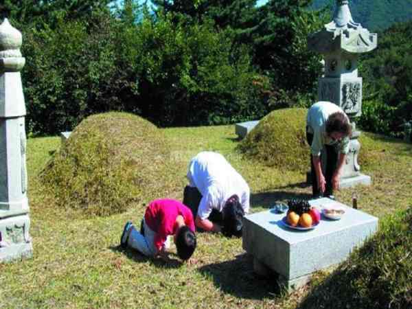 Bài văn khấn tạ mộ ngoài đồng chuẩn nhất