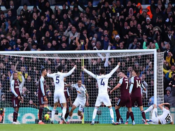 Bóng đá Anh: Aston Villa vào top 4 Ngoại hạng Anh